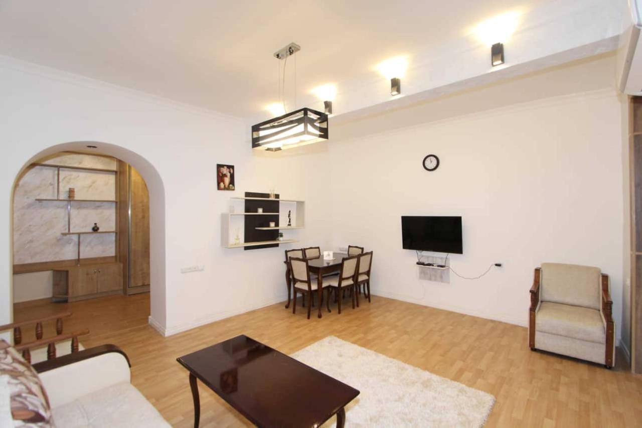 Sunny Apartment In The Center เยเรวาน ภายนอก รูปภาพ
