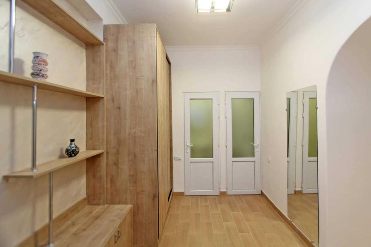 Sunny Apartment In The Center เยเรวาน ภายนอก รูปภาพ